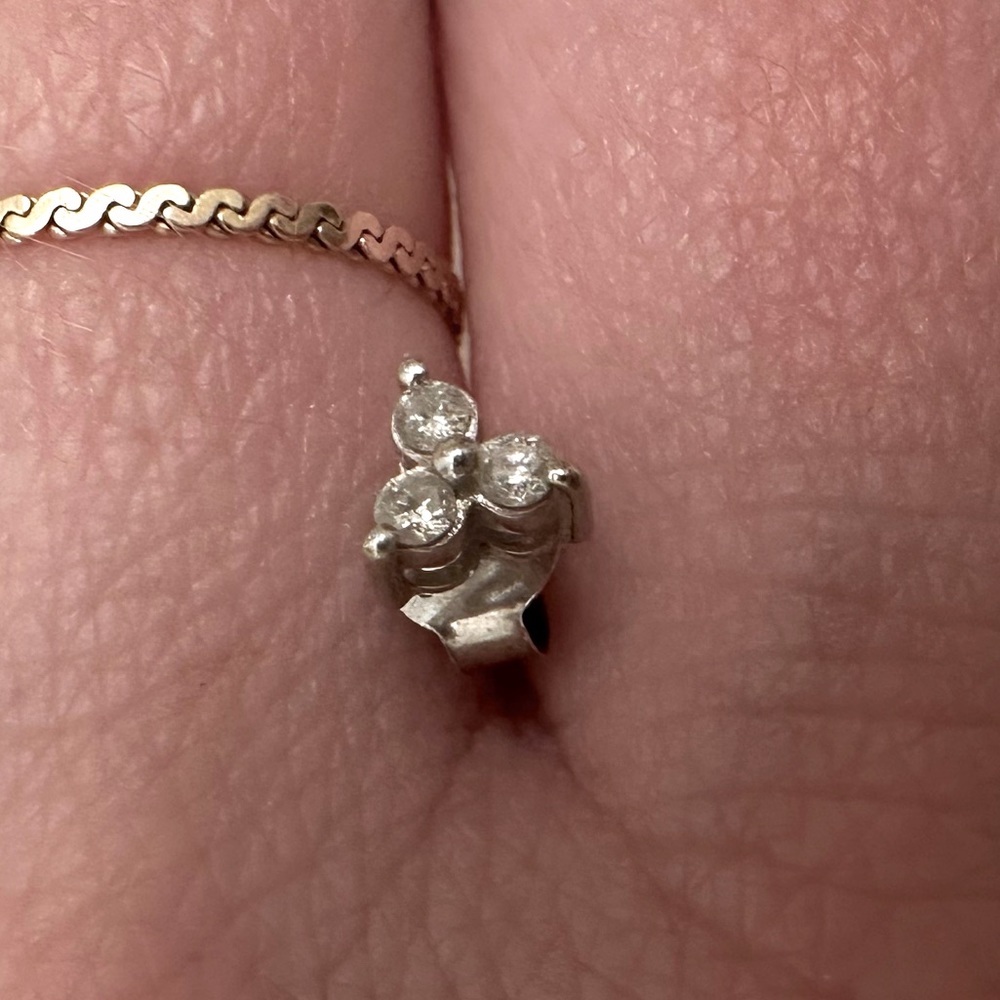 Single 14kt diamond earring